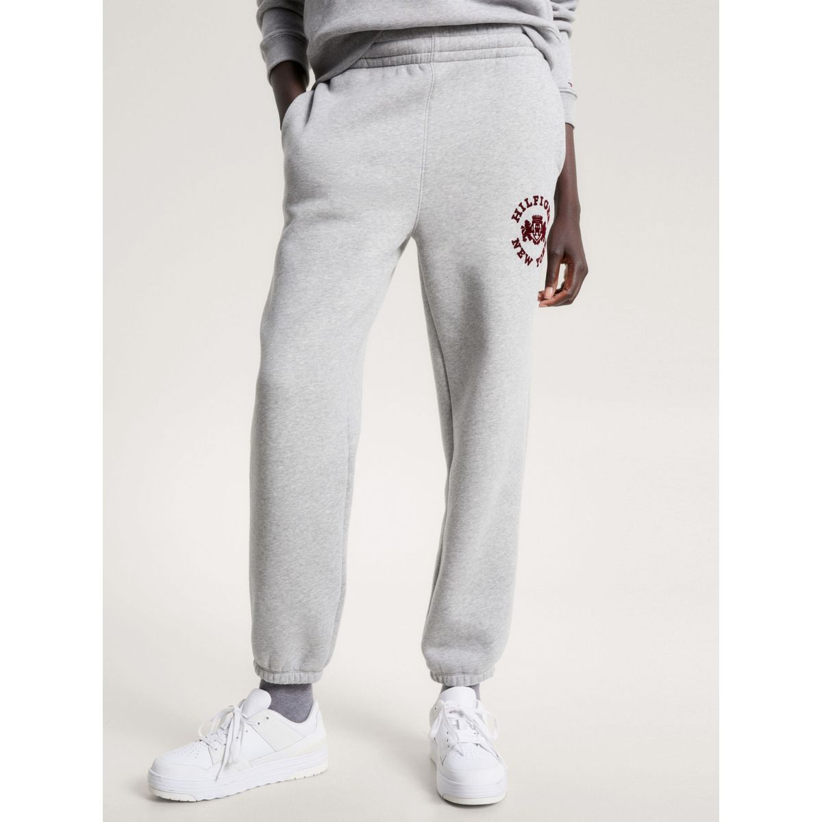 TOMMY HILFIGER - Joggers Con Logo Universitario Aterciopelado Mujer Gris Tommy Hilfiger