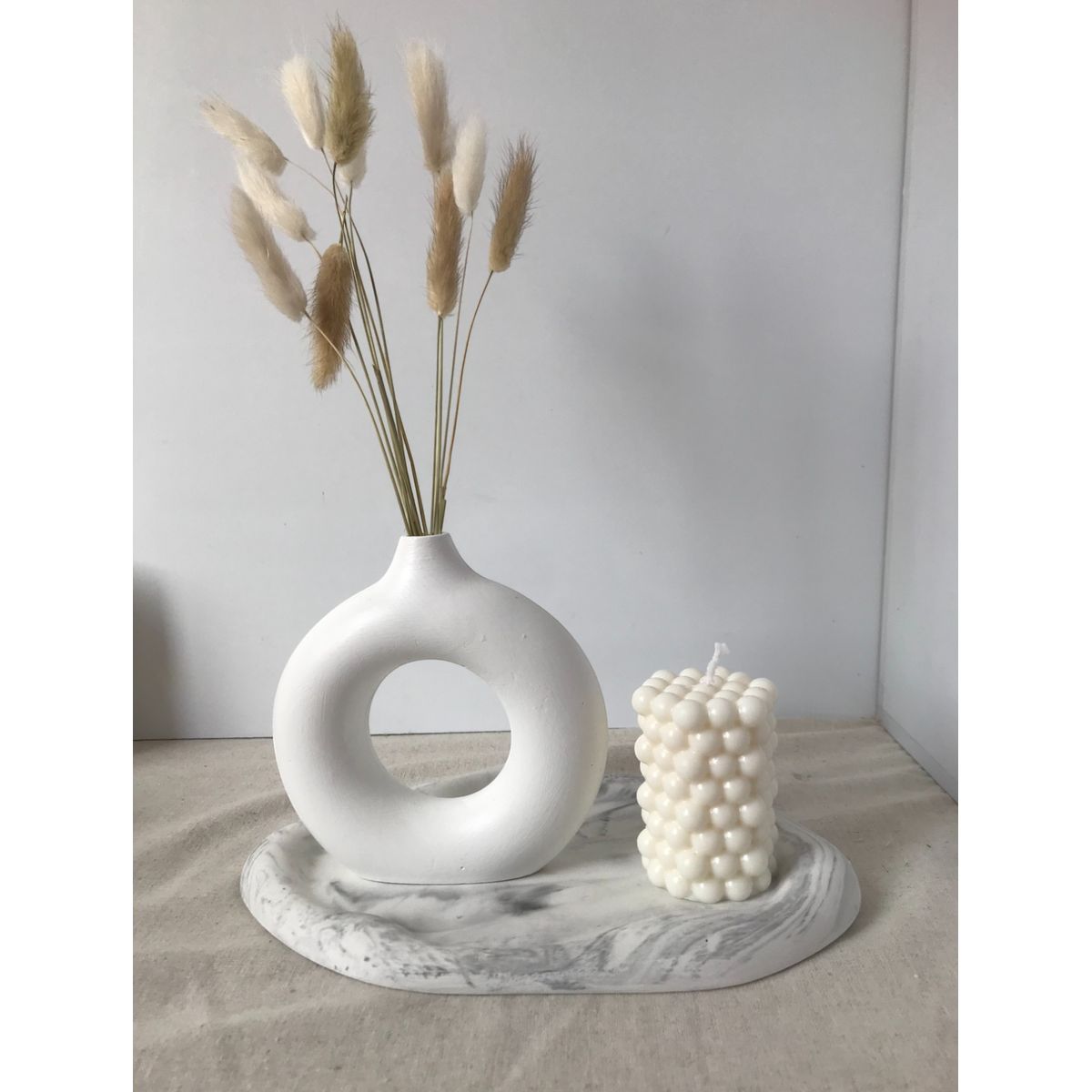 DECORACIONES ALE Y GABY - SET DECORATIVO JARRON FLORES BANDEJA OLAS Y VELA 4 PIEZAS
