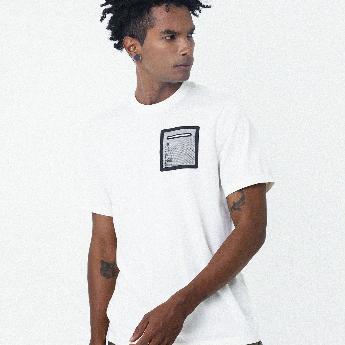 BELIFE - Camiseta Blanca Con Bolsillo En Malla Para Hombre Belife.-