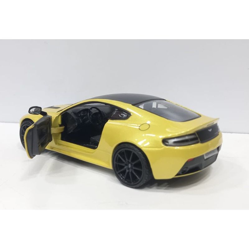 MOTORMAX - CARRO ASTON MARTIN V12 VENTAGE S AMARILLO ESCALA 124