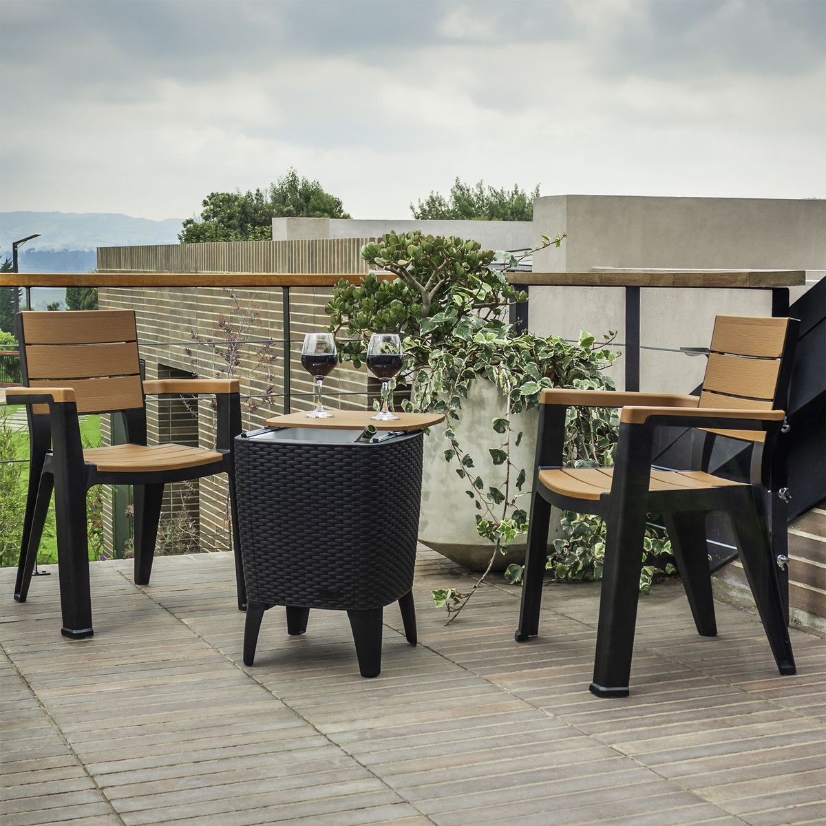 PLASTICOS MQ - Set Mesa Hielera Cooler Table + 2 Sillas Madeira Marca Mq