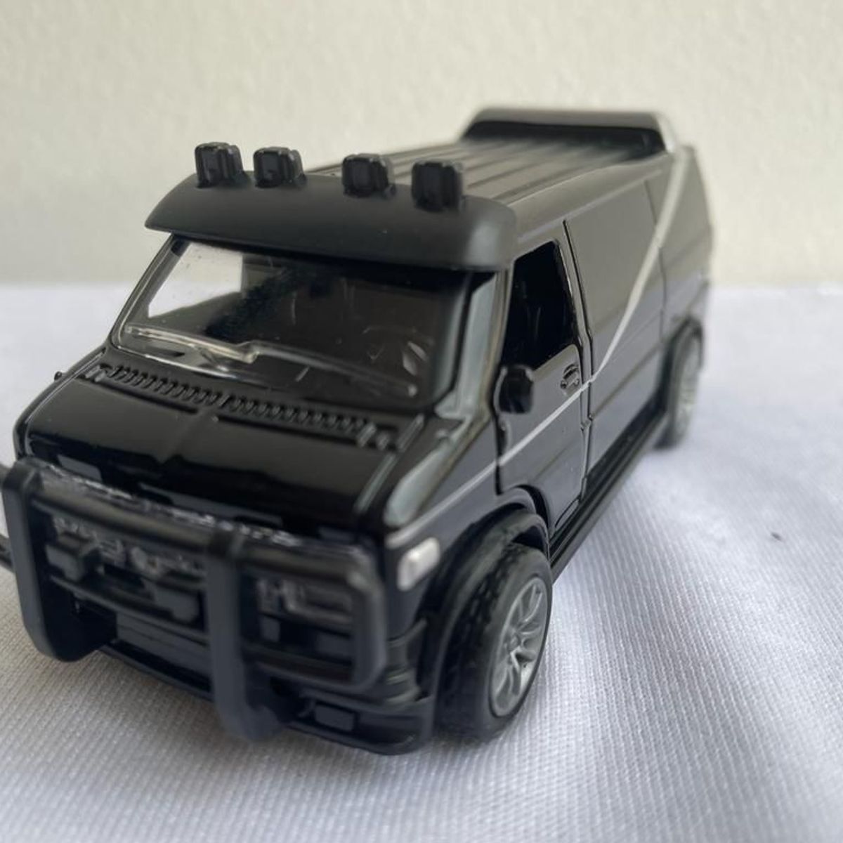 GENERICO - Camioneta los Magnificos Vandura raya gris a escala 143