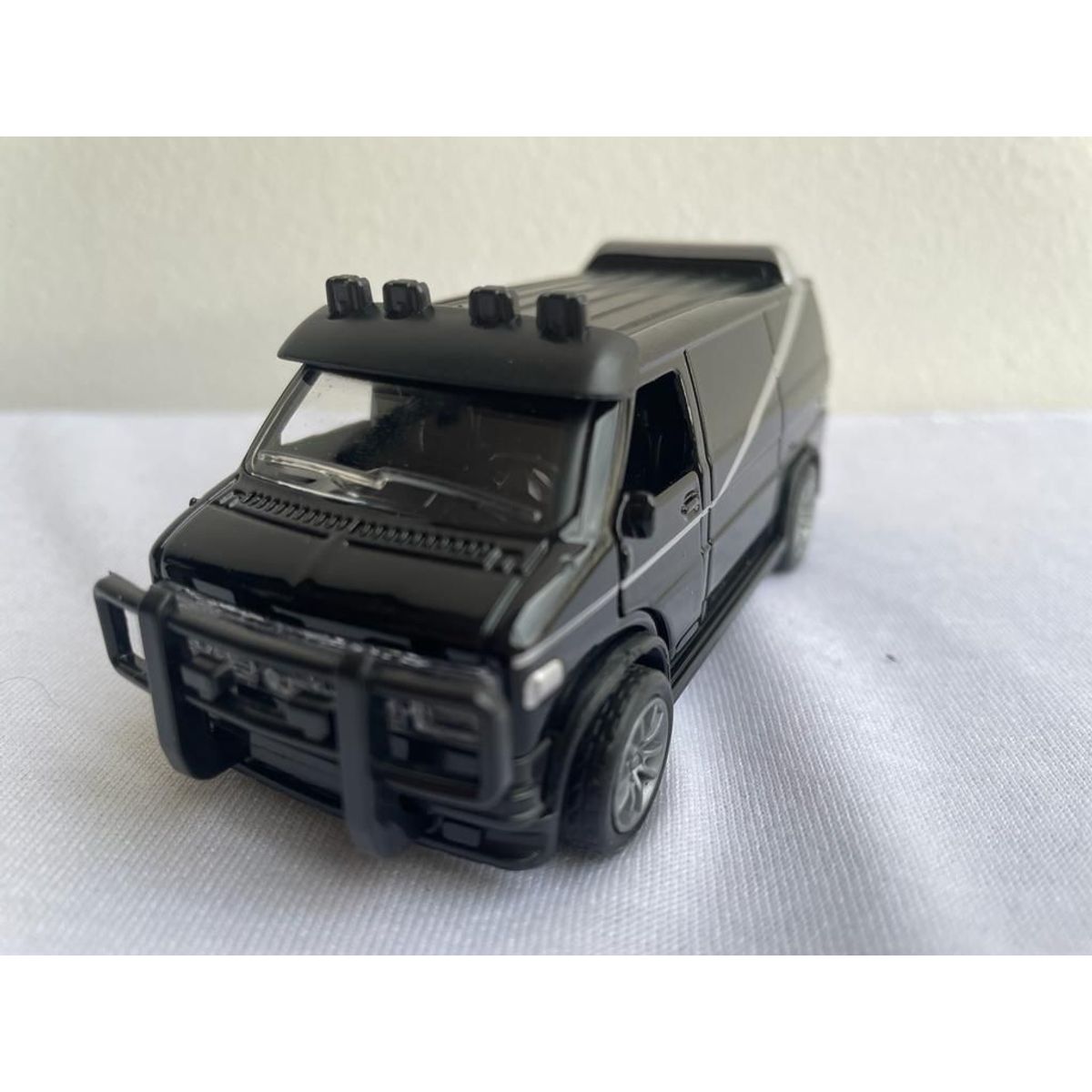 GENERICO - Camioneta los Magnificos Vandura raya gris a escala 143