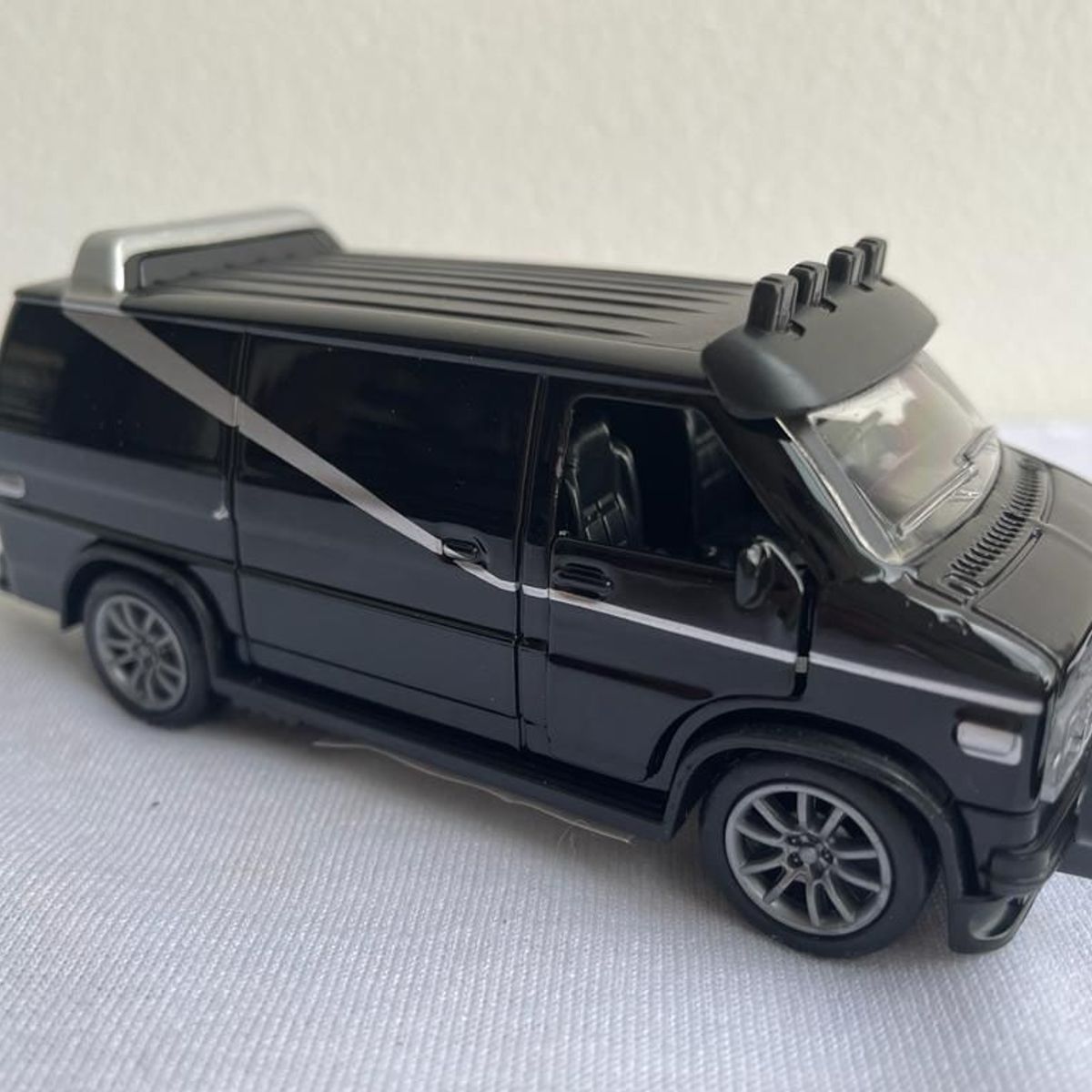 GENERICO - Camioneta los Magnificos Vandura raya gris a escala 143