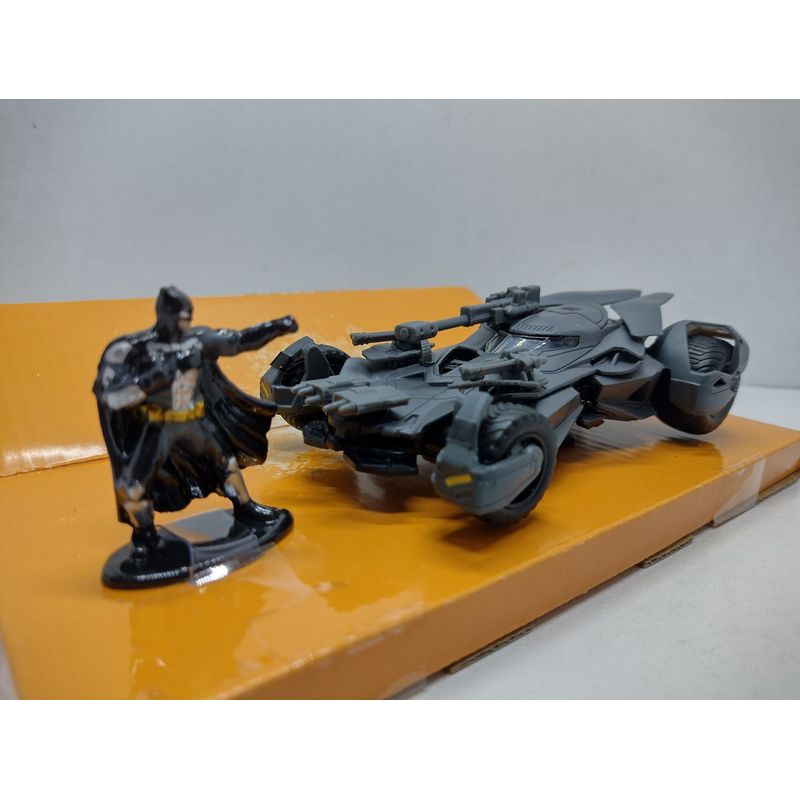 JADA TOYS - JUSTICE LEAGUE BATMOBILE BATMAN