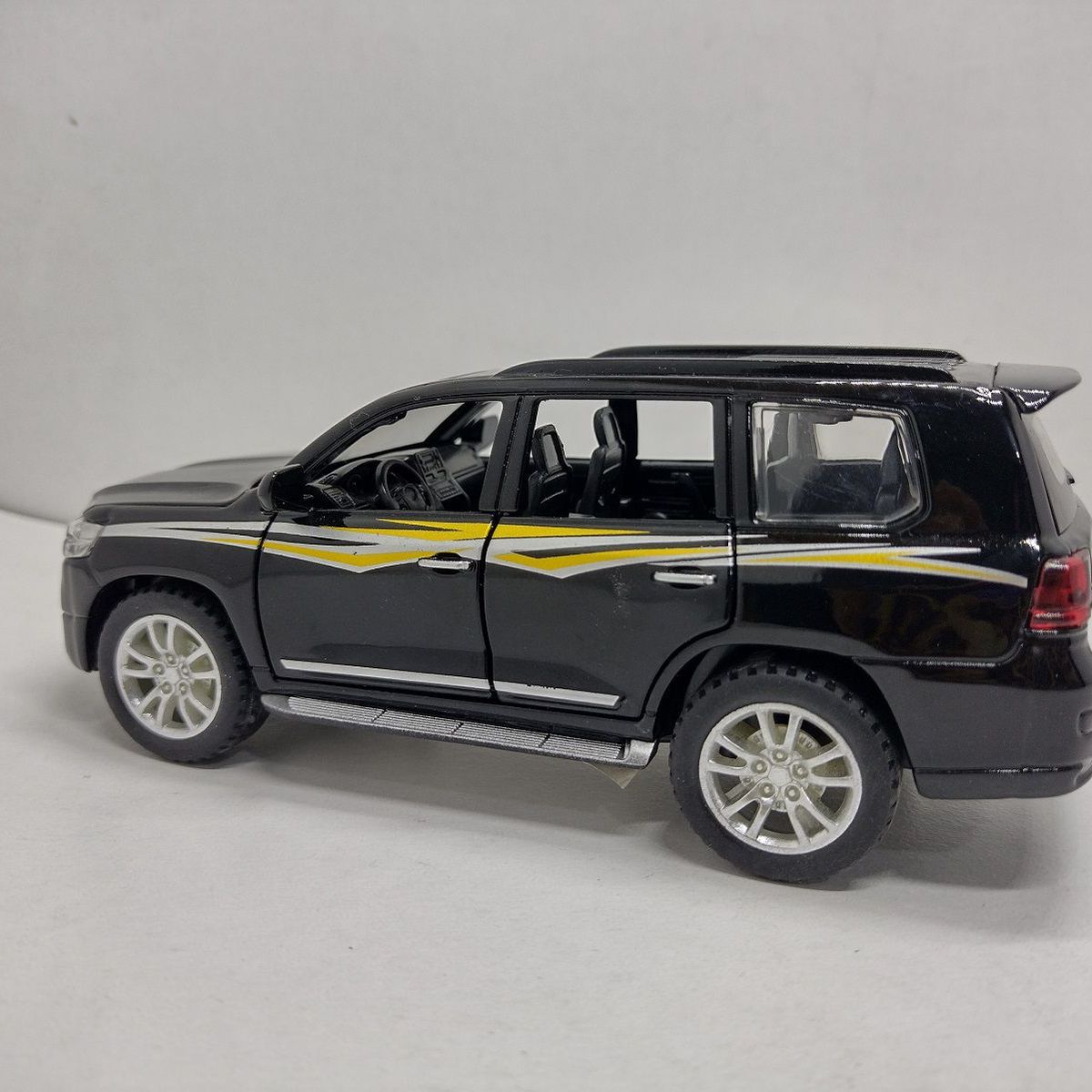 JADA TOYS - CAMIONETA TOYOTA LC200 NEGRA a Escala 132