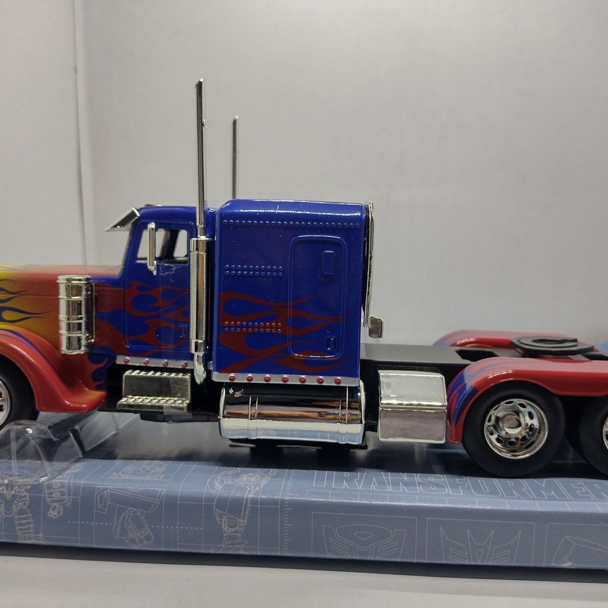 JADA TOYS - CAMIÓN OPTIMUS PRIME a Escala 124