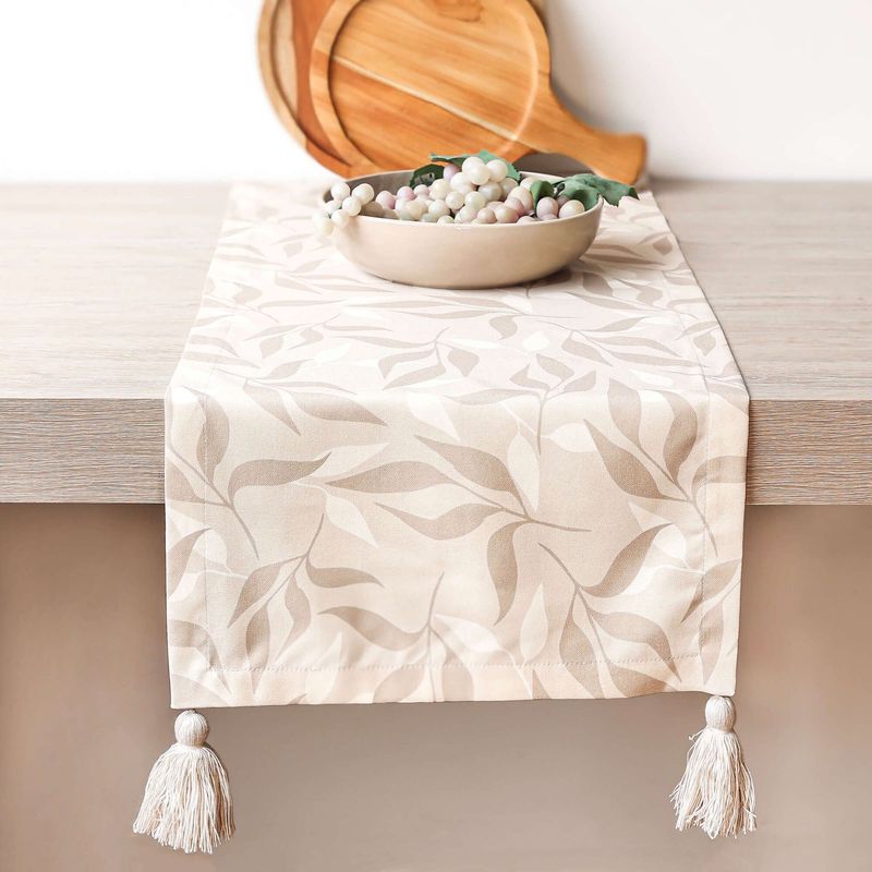SOLERO - Camino de mesa Floral Taupe 1.80 x 40 cm con borlas