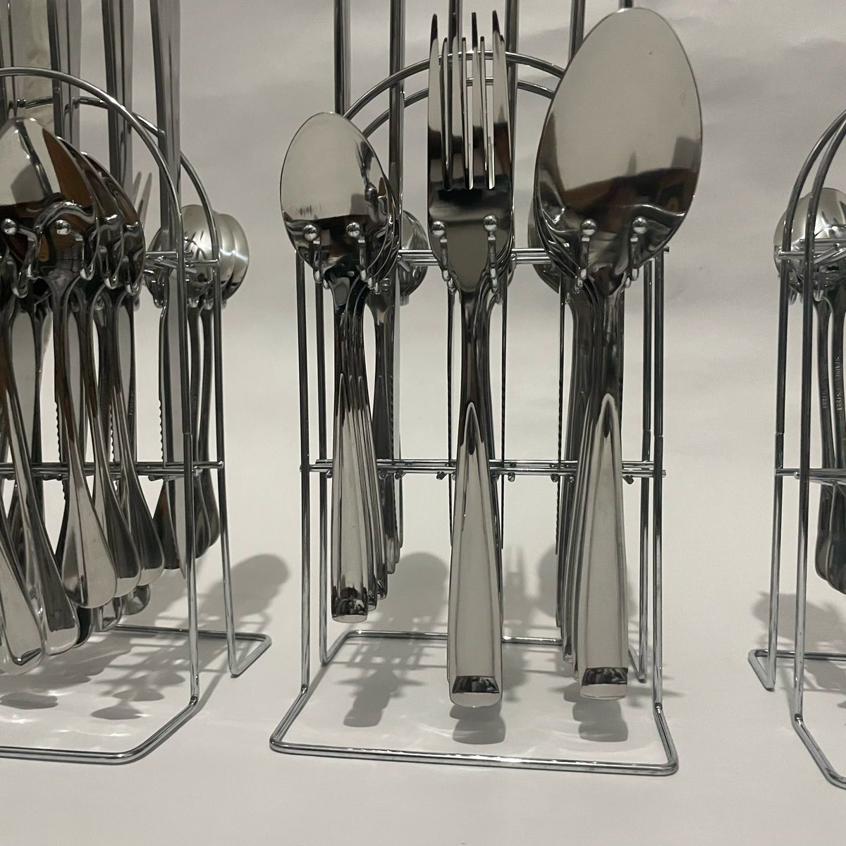 LANZURY IMPORTACIONES - Juego de cubiertos de 24 piezas de acero inoxidable PLATEADO