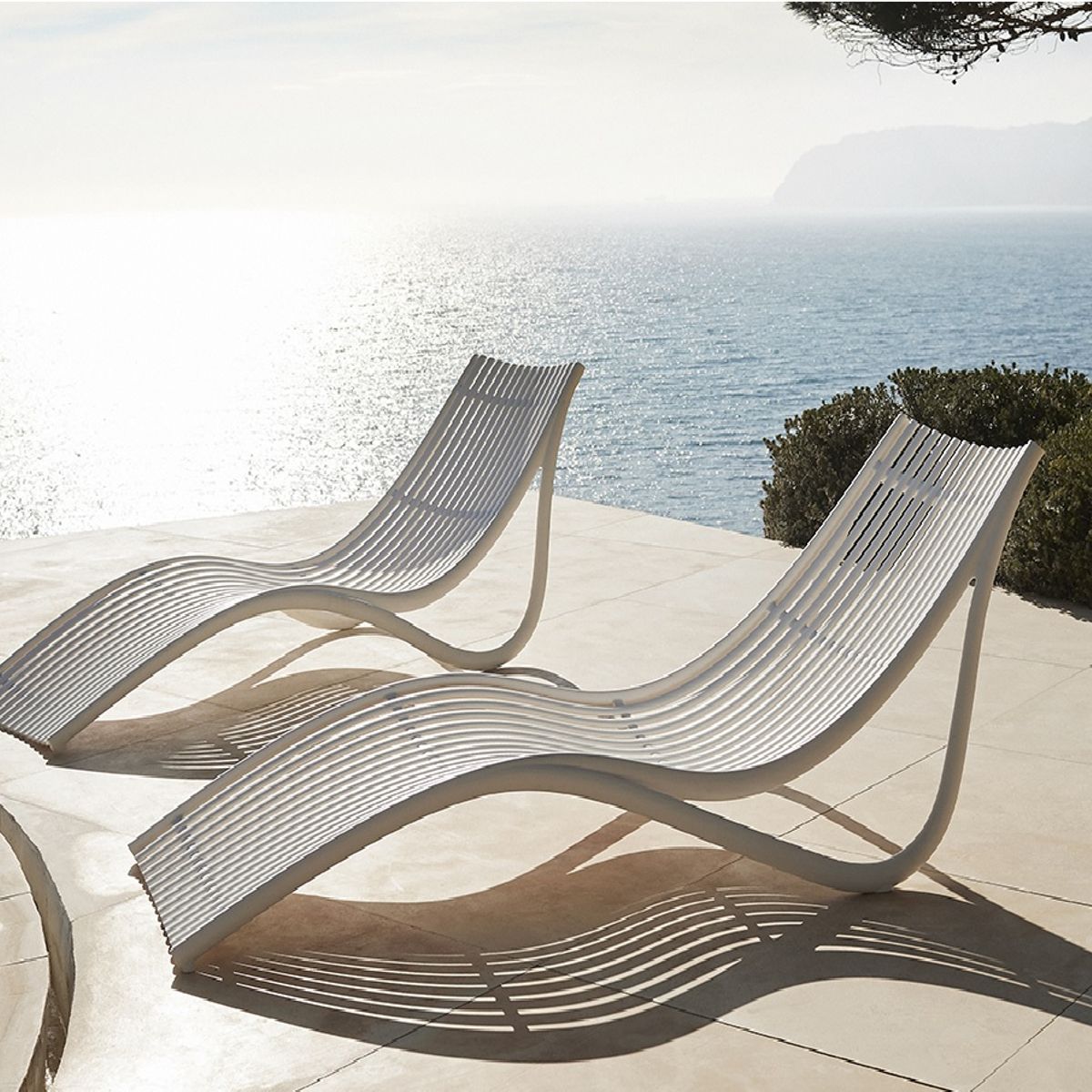 VONDOM - COMBO DE 2 ASOLEADORA + 1 MESA AUXILIAR ECRU IBIZA VONDOM EN POLIPROPILENO
