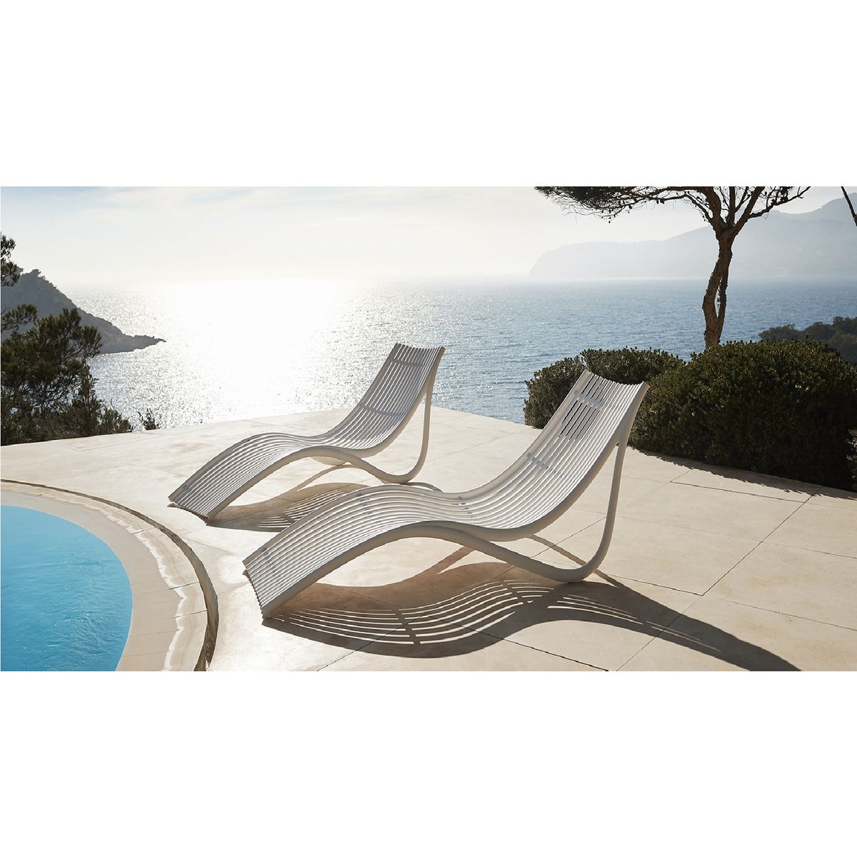 VONDOM - COMBO DE 2 ASOLEADORA + 1 MESA AUXILIAR ECRU IBIZA VONDOM EN POLIPROPILENO