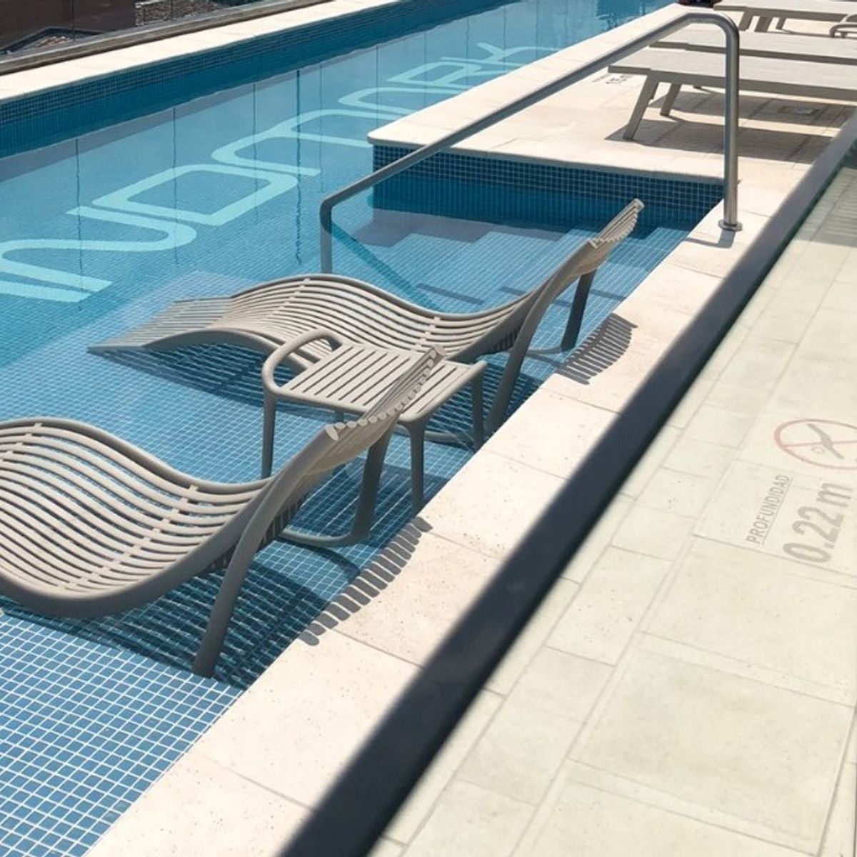 VONDOM - COMBO DE 2 ASOLEADORA + 1 MESA AUXILIAR ECRU IBIZA VONDOM EN POLIPROPILENO