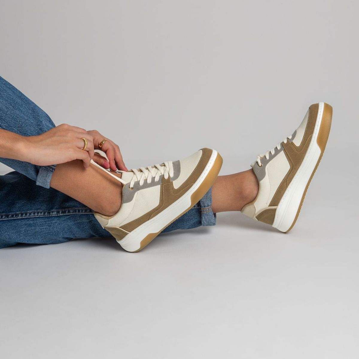 OCLOCK - Tenis Asia Crema Cafe