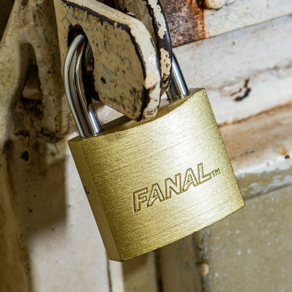 GENERICO - Candado sencillo 63mm dorado con 3 llaves