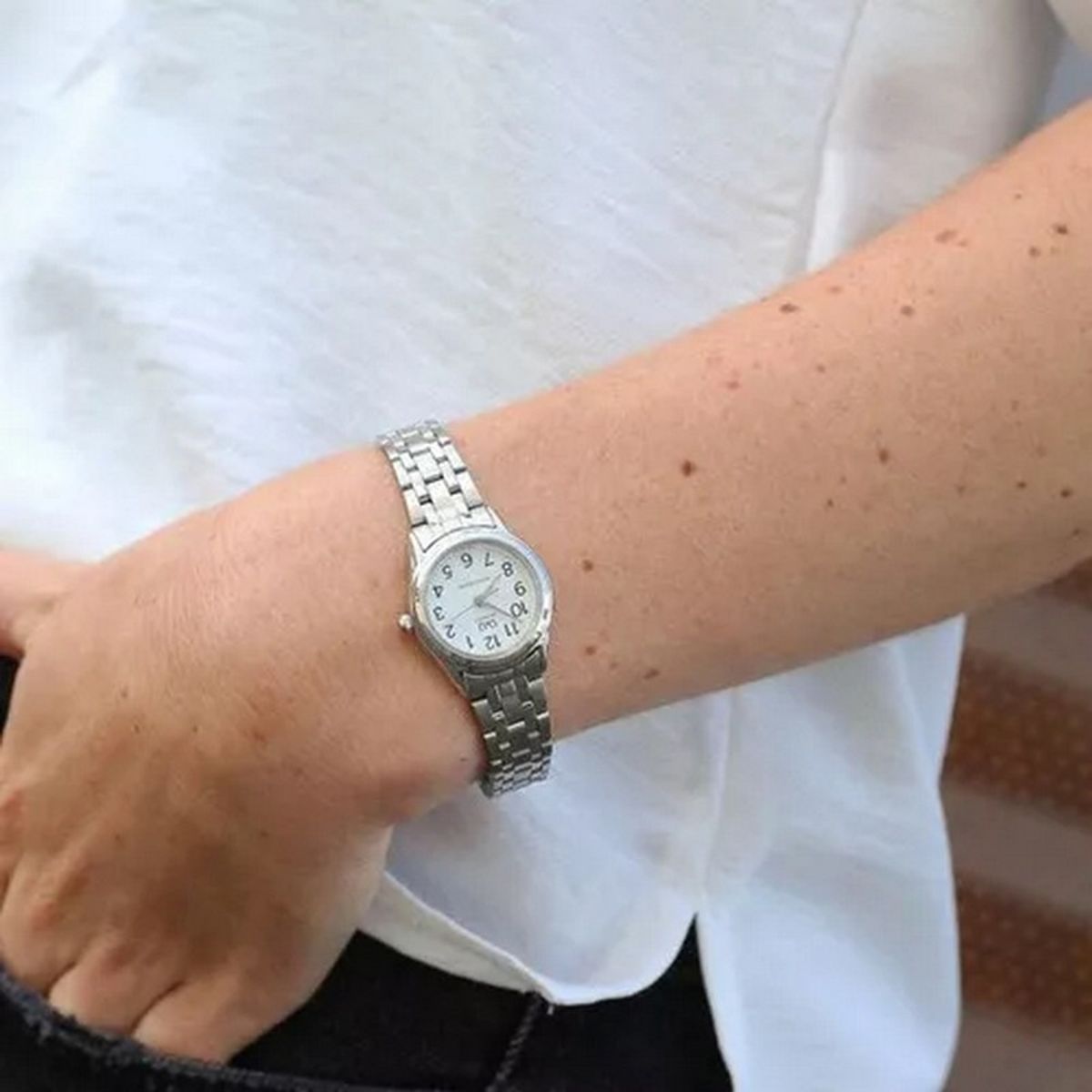 Q&Q - Reloj Para Mujer Qyq Q&q Vn21j204y Plateado Acero + Estuche