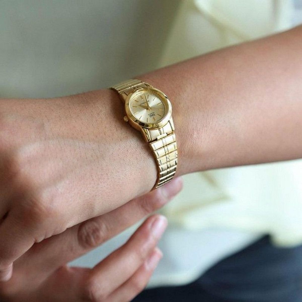 Q&Q - Reloj Para Mujer Q&q Qyq Q495j010y Dorado Acero + Estuche