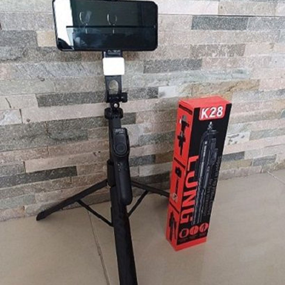 GENERICO - TRIPODE  PALO SELFIE + LUZ REF C13 COLOR NEGRO ALTURA MAX 130CM