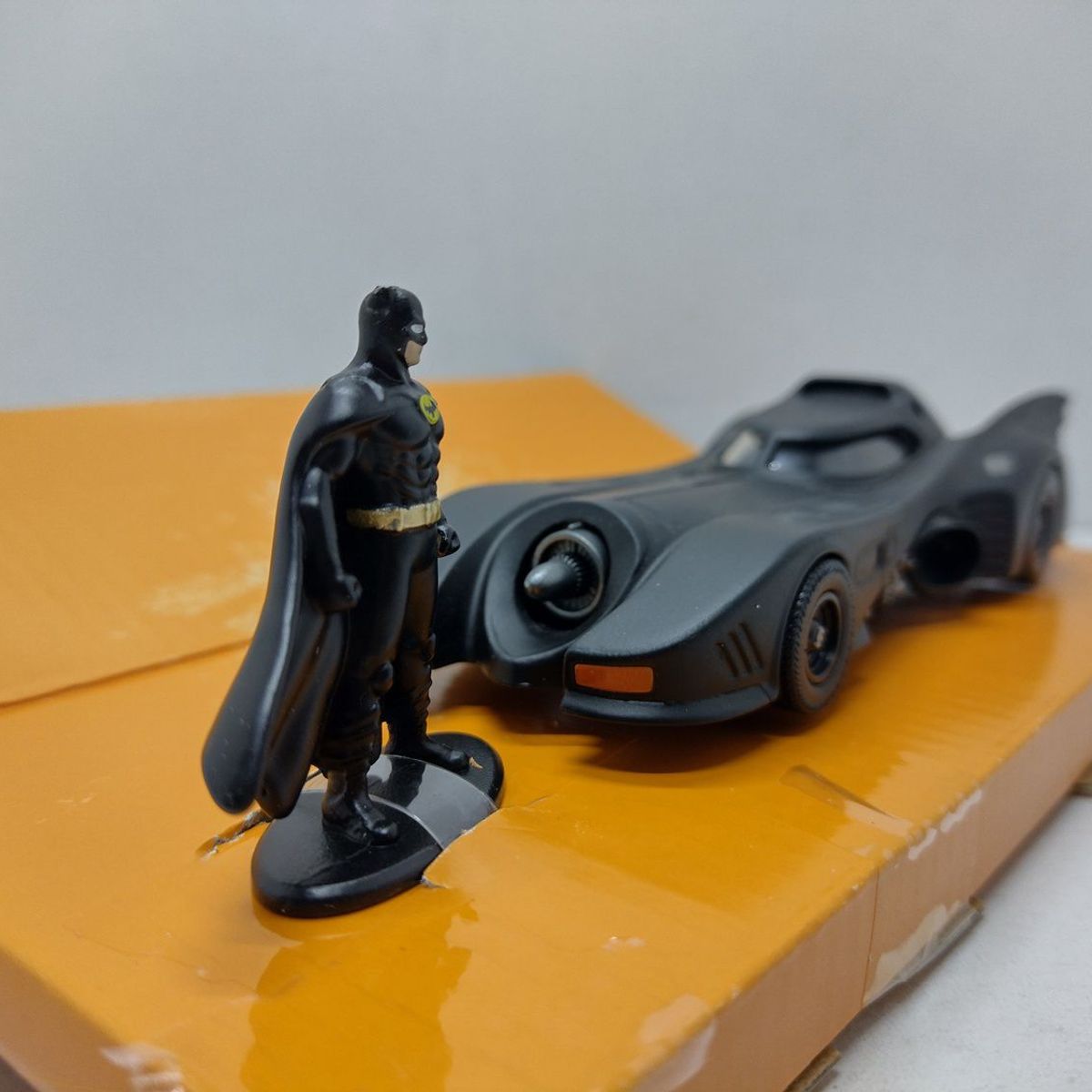 JADA TOYS - CARRO BATMOBILE & BATMAN CAPA NEGRA A ESCALA 132