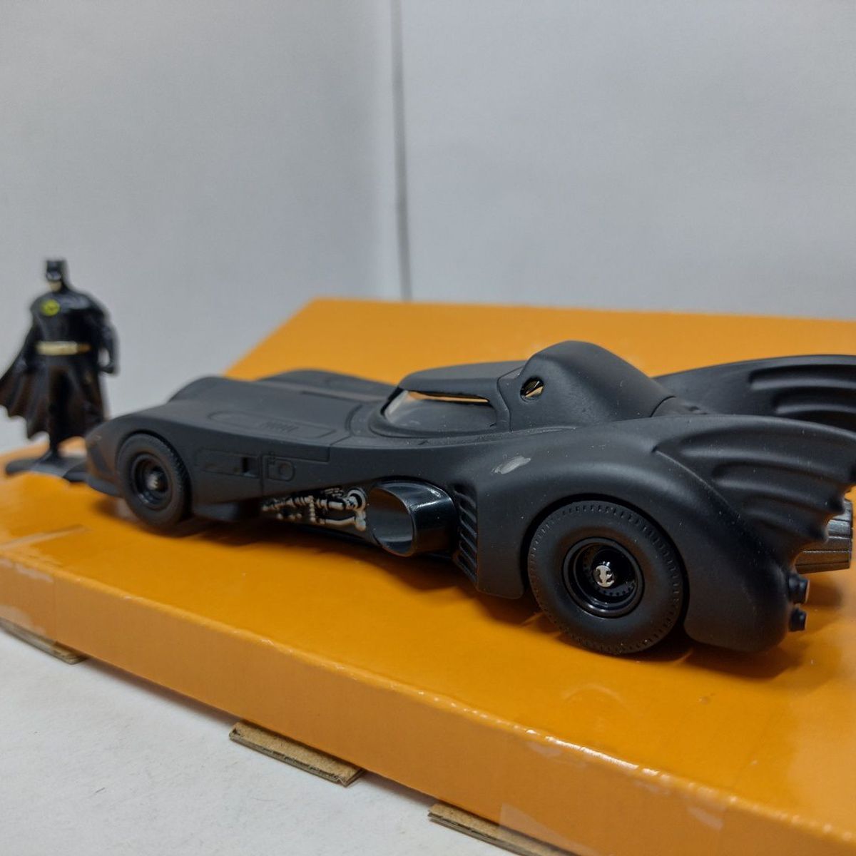 JADA TOYS - CARRO BATMOBILE & BATMAN CAPA NEGRA A ESCALA 132