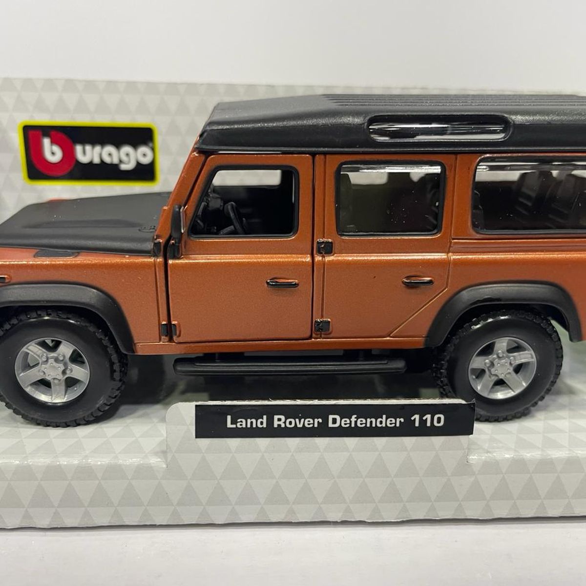 BURAGO - CARRO LAND ROVER DEFENDER GRANATE A ESCALA 132 DE COLECCIÓN