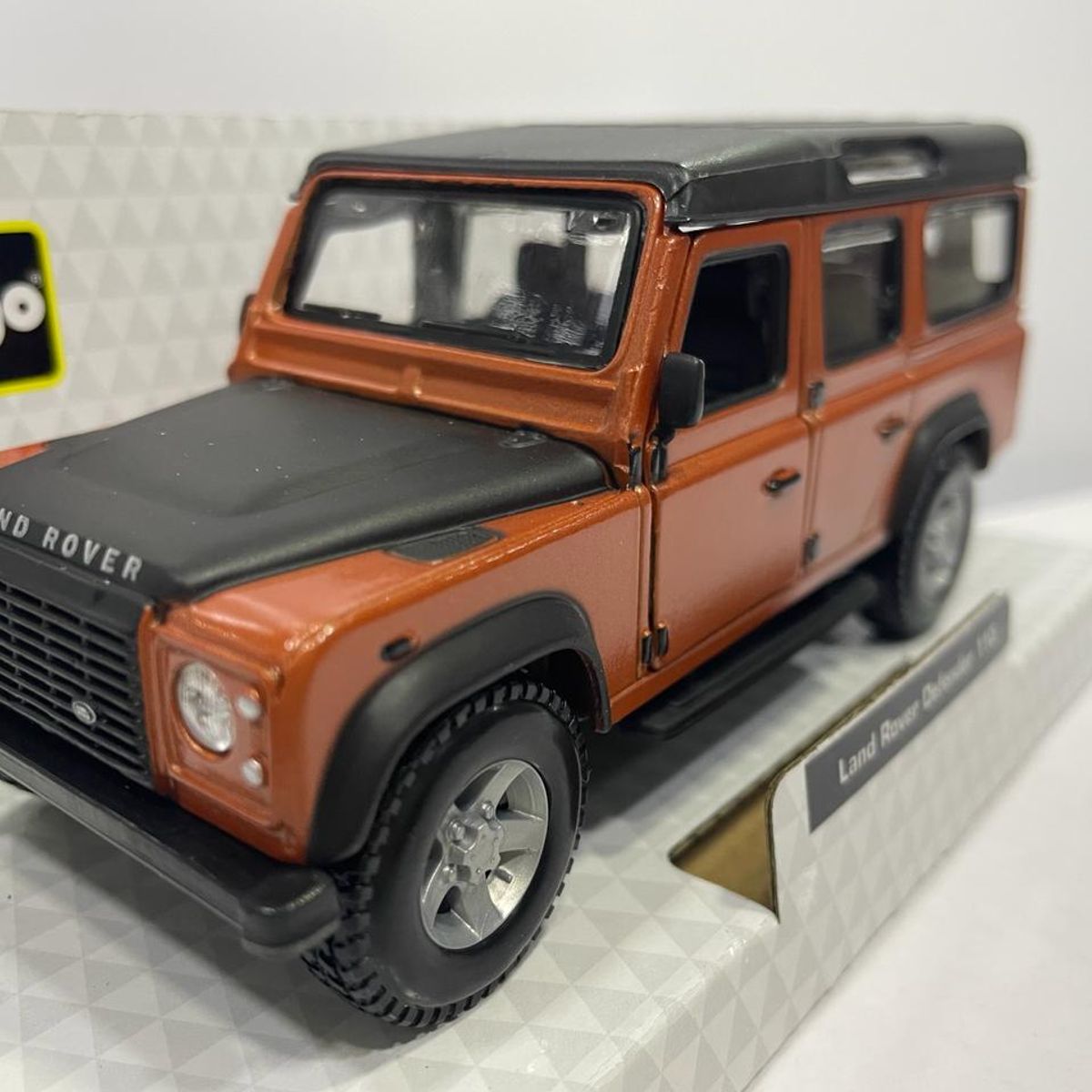 BURAGO - CARRO LAND ROVER DEFENDER GRANATE A ESCALA 132 DE COLECCIÓN