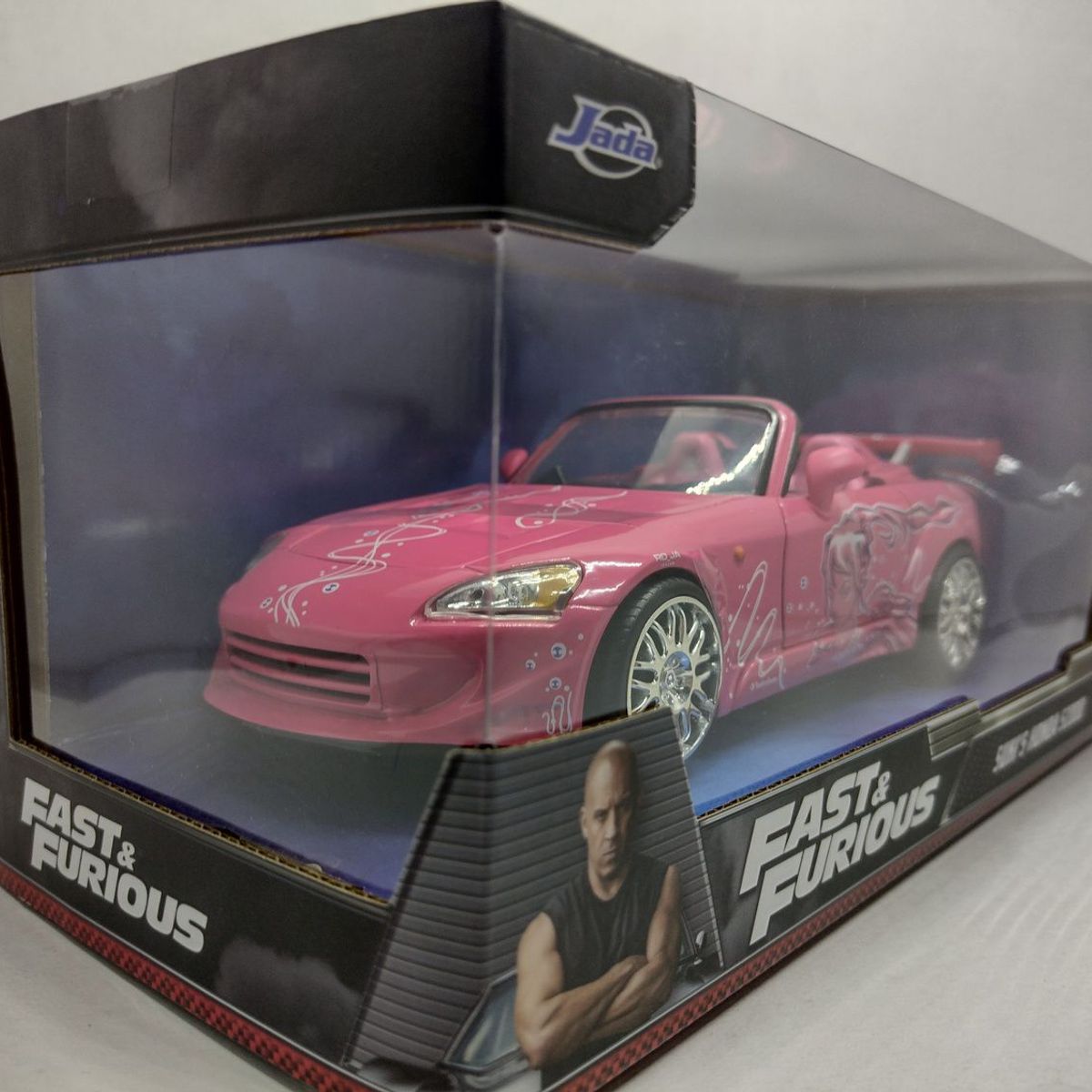 JADA TOYS - CARRO SUKI´S HONDA S2000 FUCSIA A ESCALA 124 DE COLECCIÓN