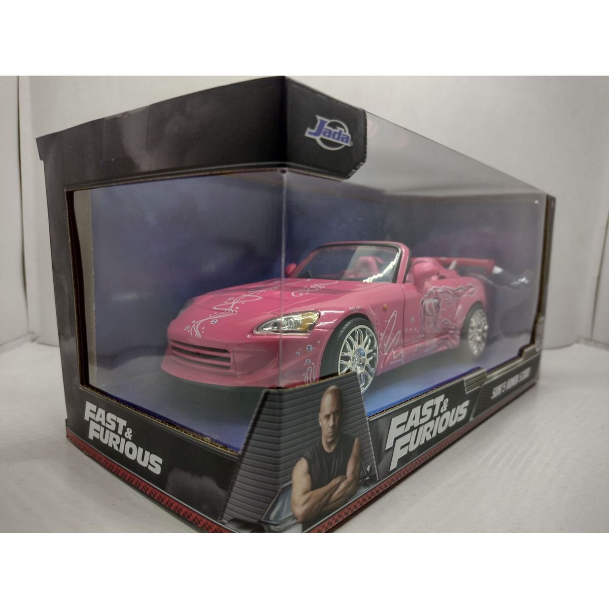 JADA TOYS - CARRO SUKI´S HONDA S2000 FUCSIA A ESCALA 124 DE COLECCIÓN
