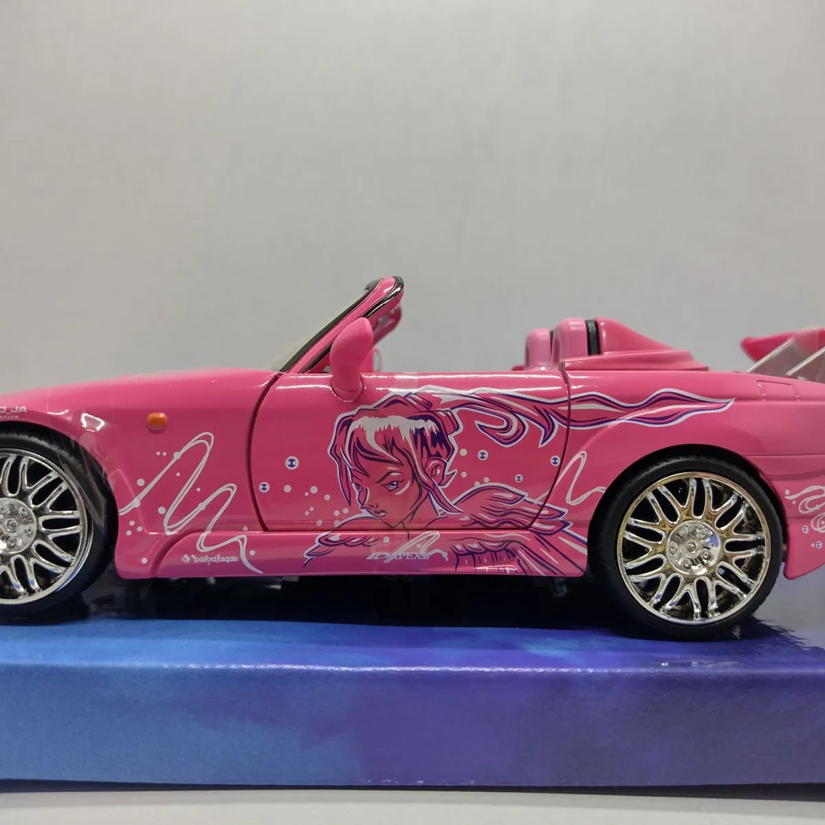 JADA TOYS - CARRO SUKI´S HONDA S2000 FUCSIA A ESCALA 124 DE COLECCIÓN