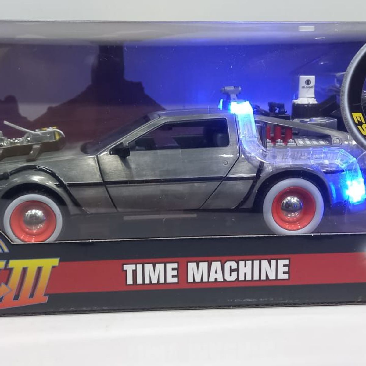 JADA TOYS - CARRO DELOREAN VOLVER AL FUTURO III ILUMINACION ESCALA 124