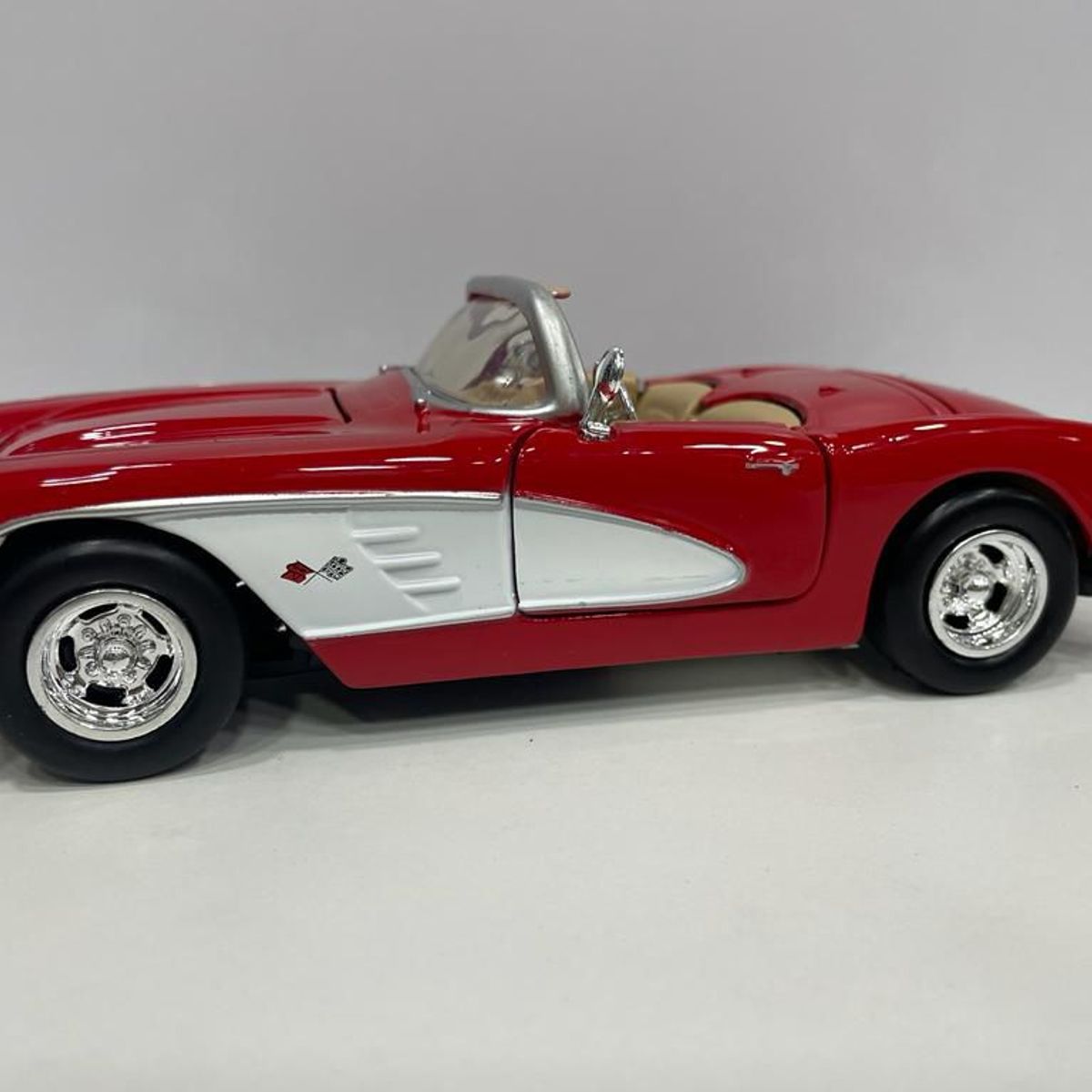 MOTOR MAX - CARRO CORVETTE 1959 ROJO A ESCALA 124 DE COLECCIÓN