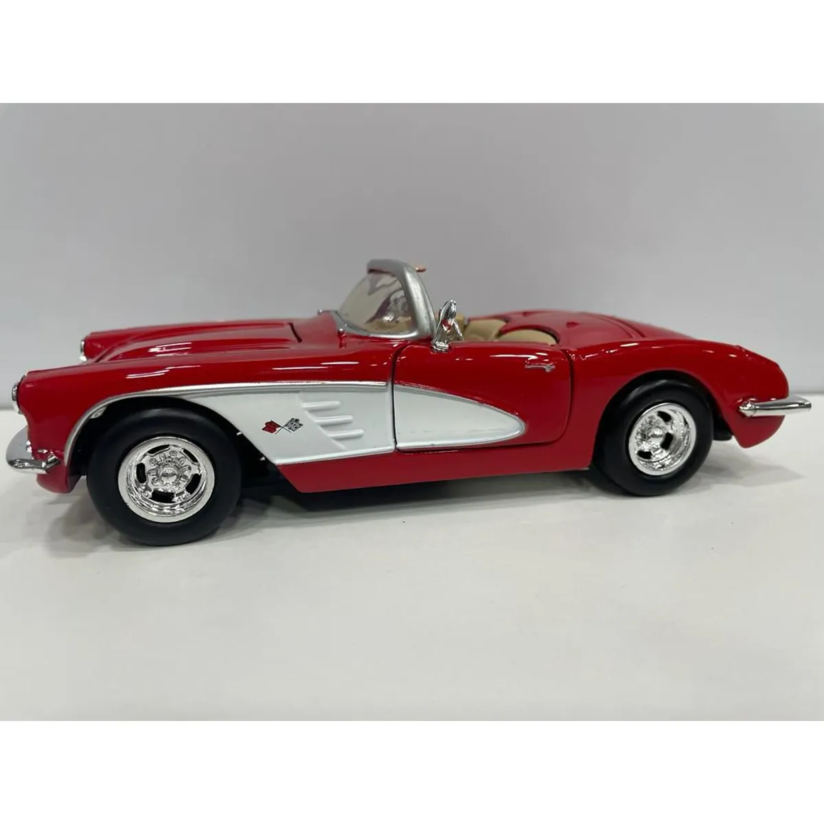 MOTOR MAX - CARRO CORVETTE 1959 ROJO A ESCALA 124 DE COLECCIÓN