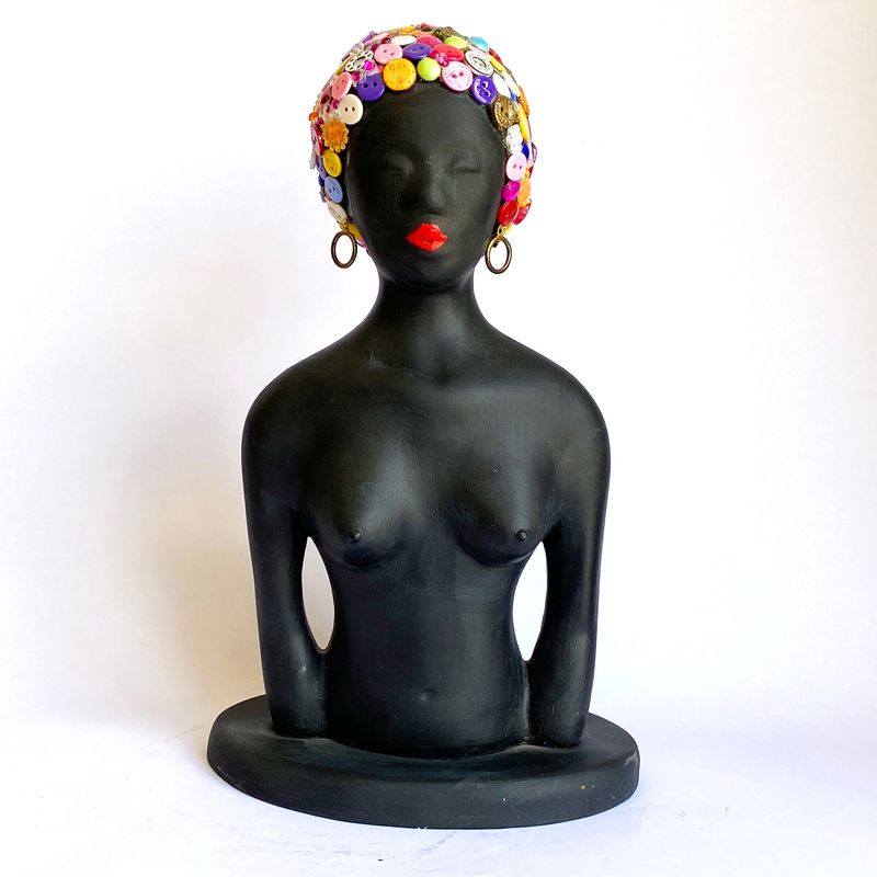 EGG PRODUCTOS DE PAZ - Figura Decorativa Mujer Afro Botones
