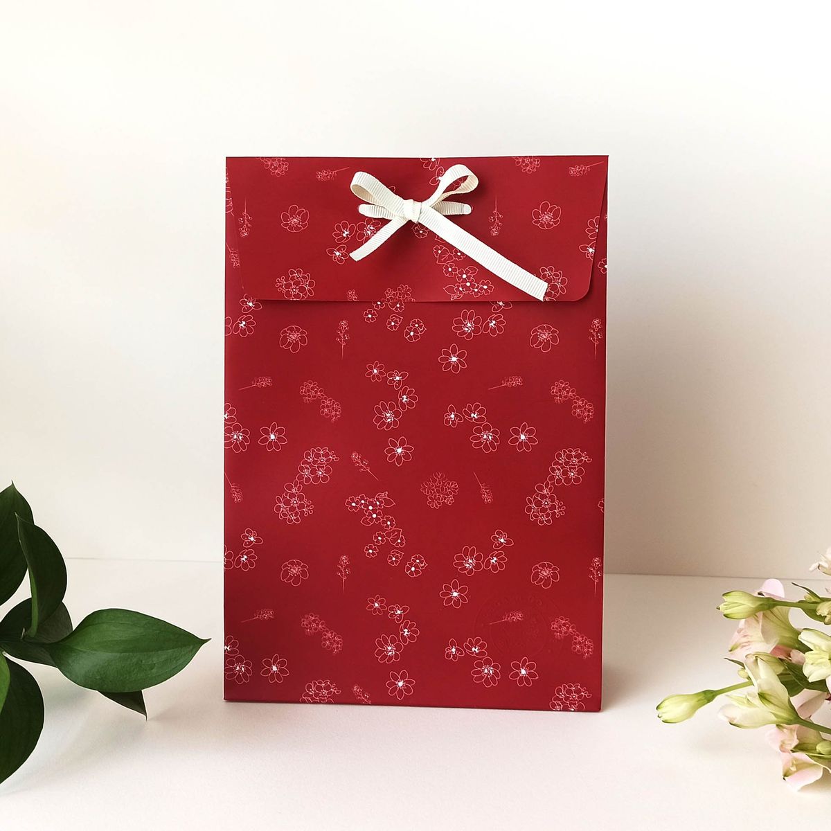 REGALA CON ARTE - Sobre para Envolver Regalo Flores Carmín x 3 unid.