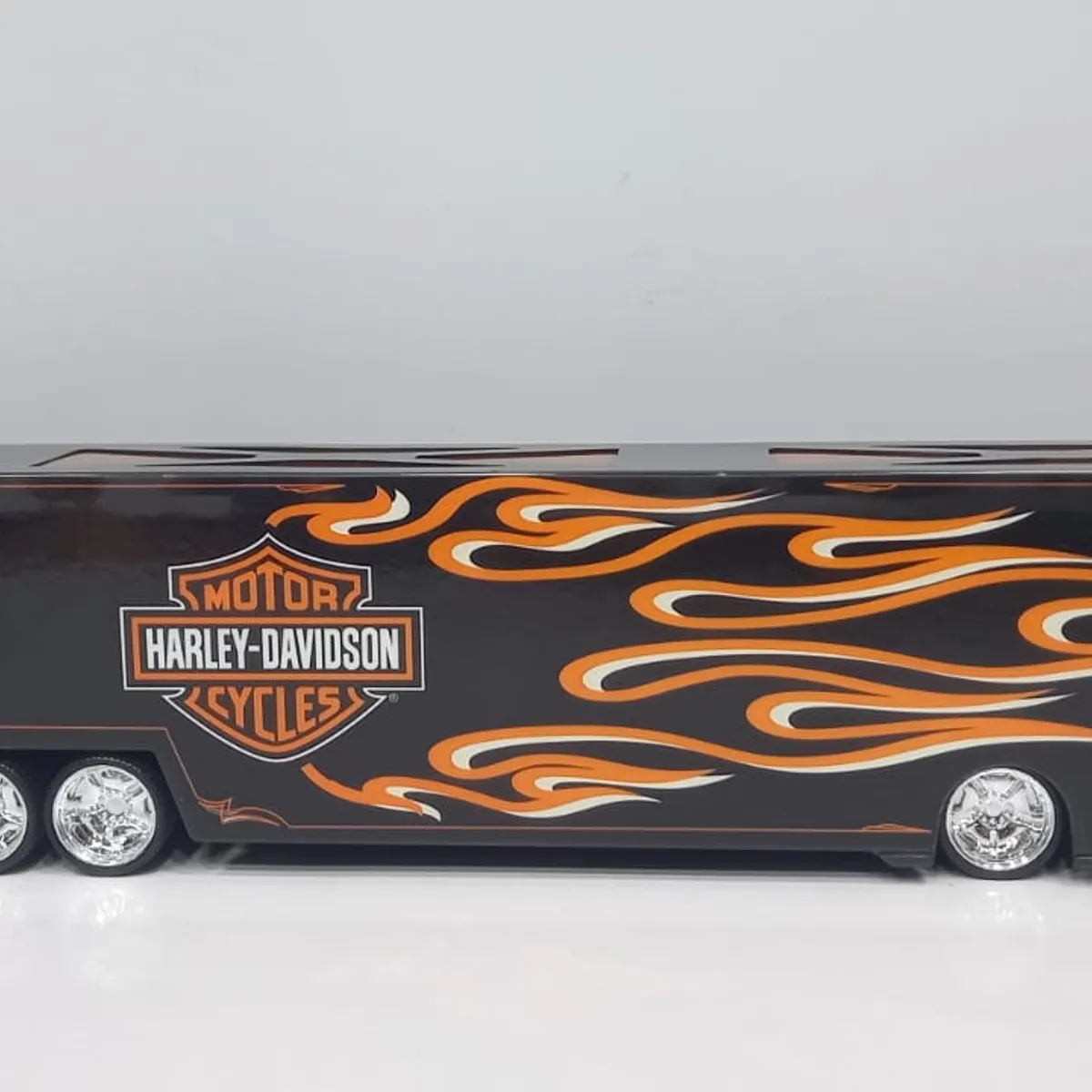 MAISTO - TRACTOMULA HARLEY DAVISON NEGRA LLAMAS ESCALA 164…
