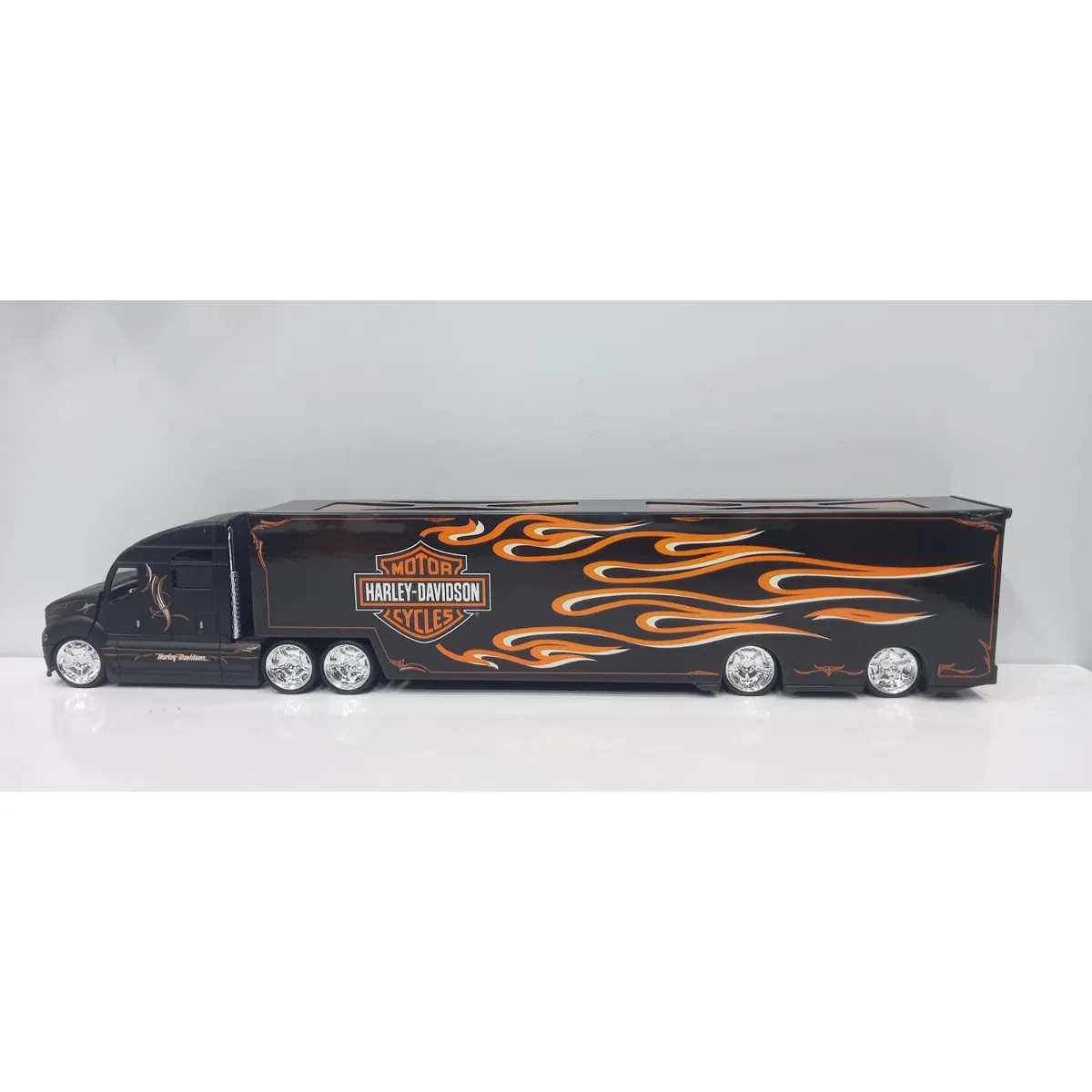 MAISTO - TRACTOMULA HARLEY DAVISON NEGRA LLAMAS ESCALA 164…