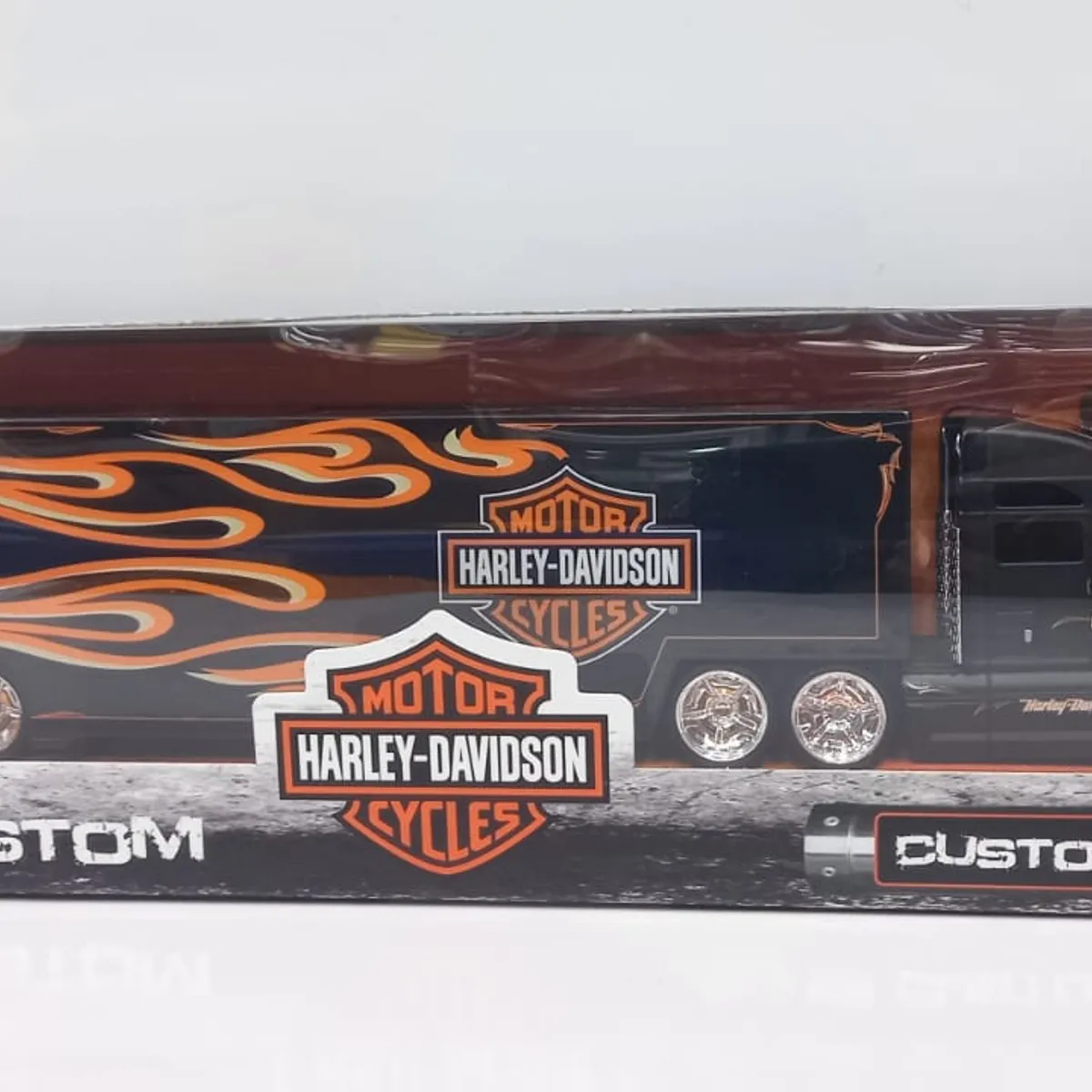 MAISTO - TRACTOMULA HARLEY DAVISON NEGRA LLAMAS ESCALA 164…