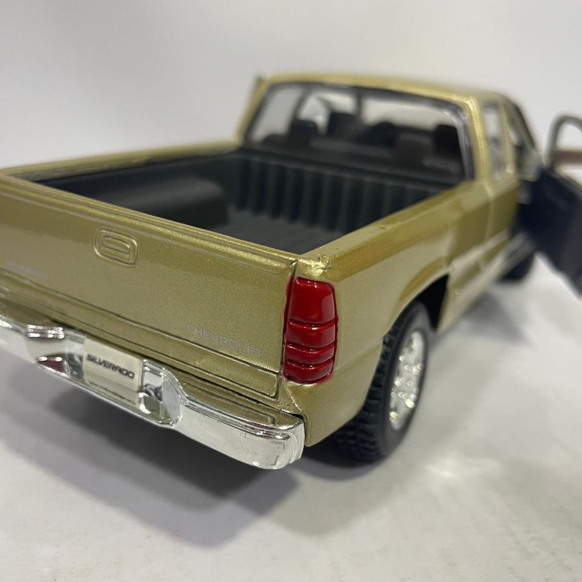 MAISTO - CARRO CHEVROLET SILVERADO 1993 ESCALA 1/27 de Colección…