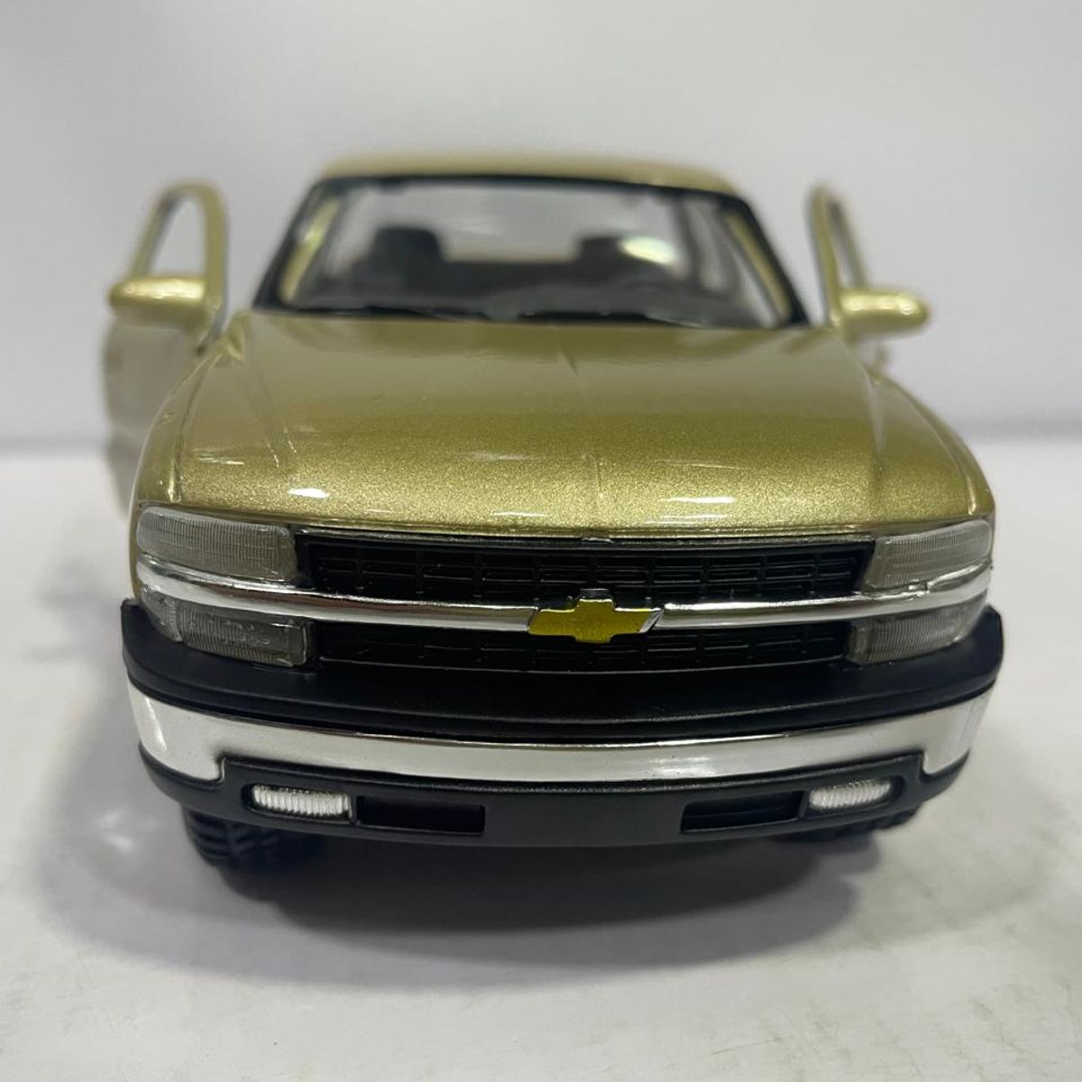 MAISTO - CARRO CHEVROLET SILVERADO 1993 ESCALA 1/27 de Colección…