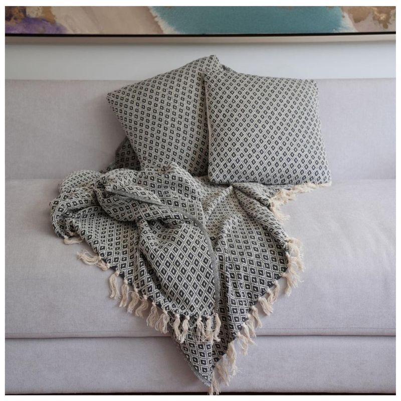GENERICO - SET DE MANTA Y 2 COJINES DESIGN-3  NAT/DK.GREY