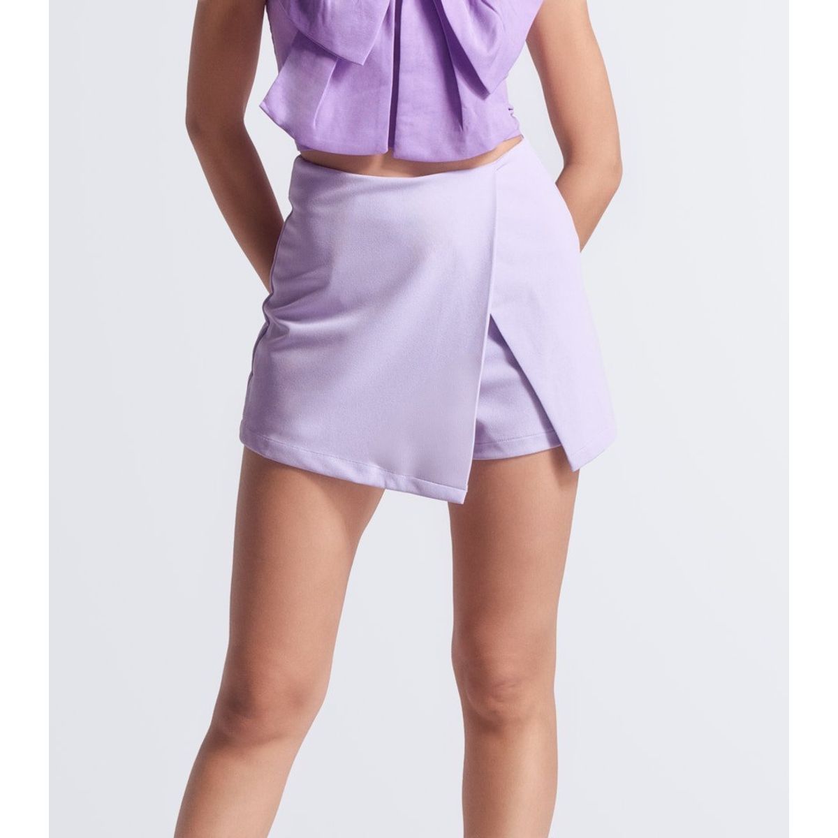 DEREK - Short Corto Unicolor Cruzado Delantero Derek.-