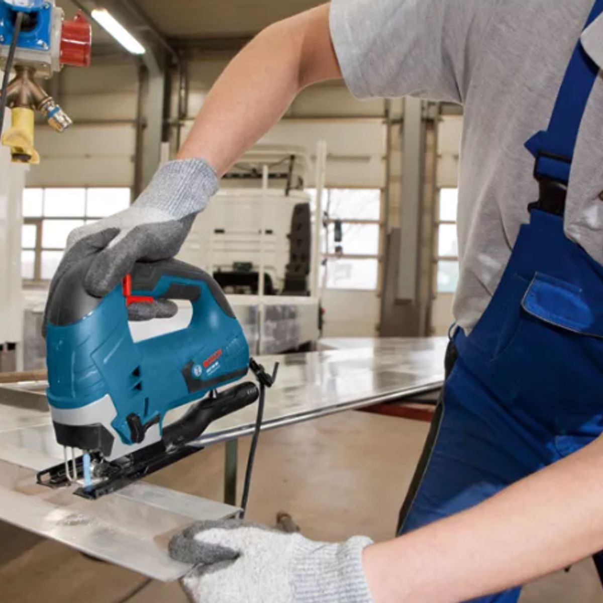 BOSCH - Sierra Caladora Bosh GST 90 BE Professional + Maletin + 3 Cuchillas