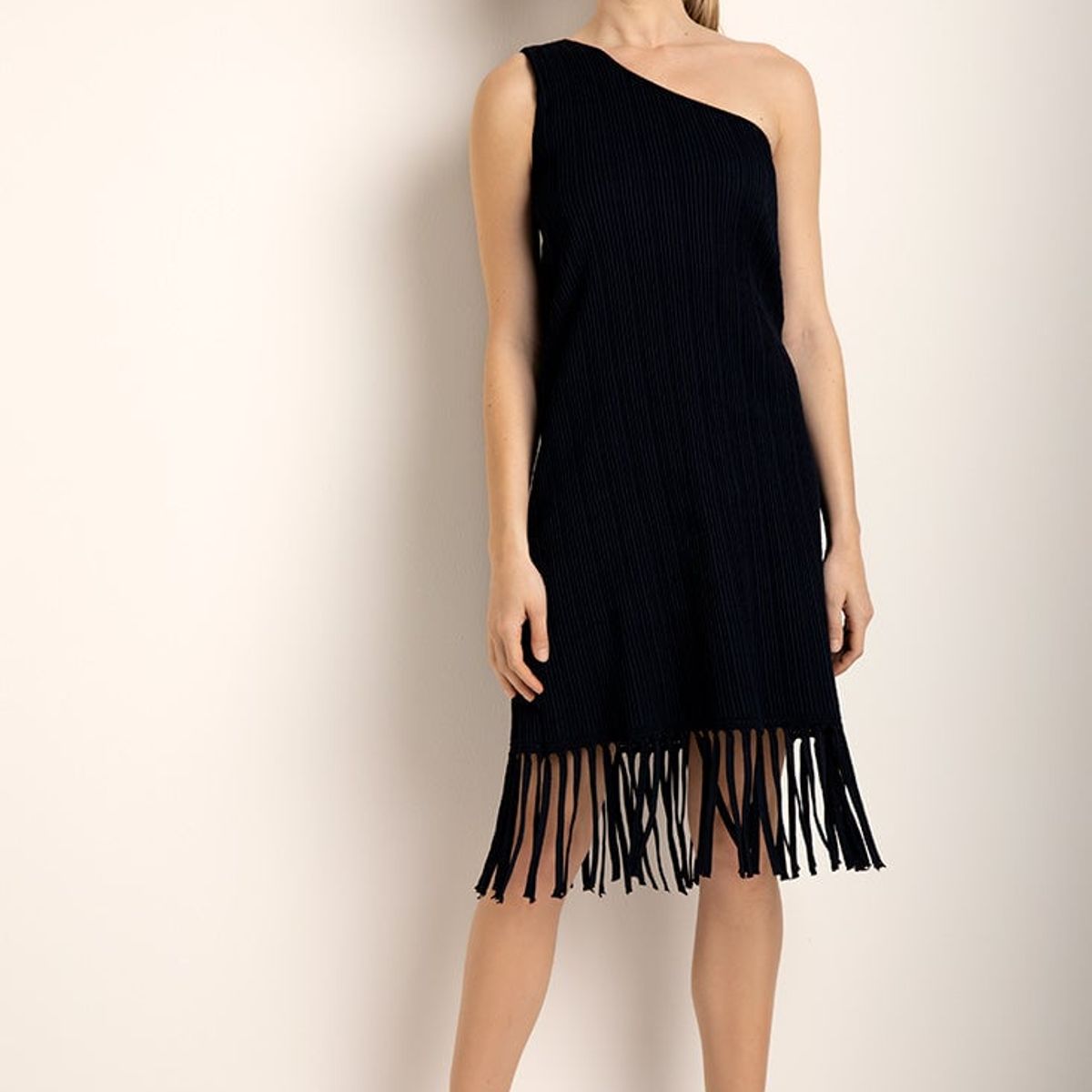 TOUCHE BALNEAIRE - Vestido corto de un hombro en tejido con textura y flecos