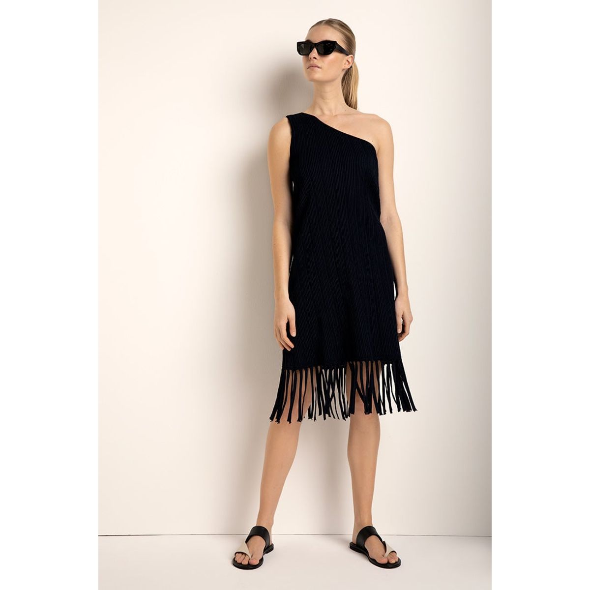 TOUCHE BALNEAIRE - Vestido corto de un hombro en tejido con textura y flecos