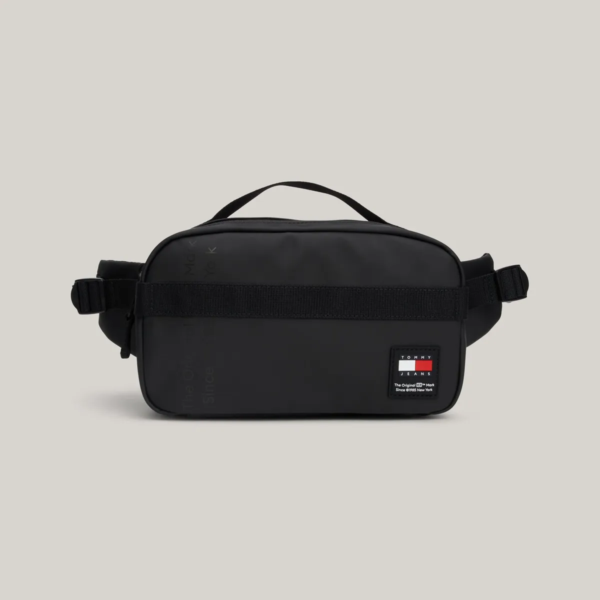 TOMMY HILFIGER - Cangurera negra Essential pequeña con logo tonal Tommy Hilfiger