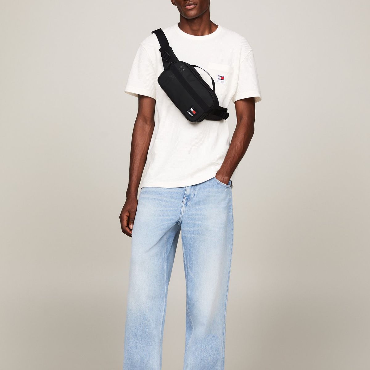 TOMMY HILFIGER - Cangurera negra Essential pequeña con logo tonal Tommy Hilfiger