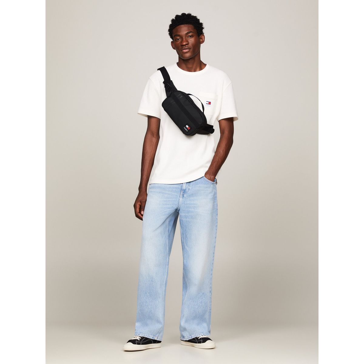 TOMMY HILFIGER - Cangurera negra Essential pequeña con logo tonal Tommy Hilfiger