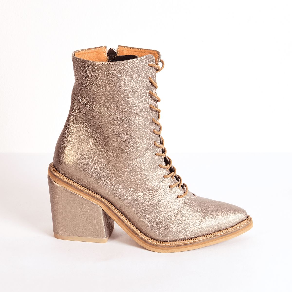 ABELA - Botines Regina Miranda - Cuero Champaña - Diseño Nova.