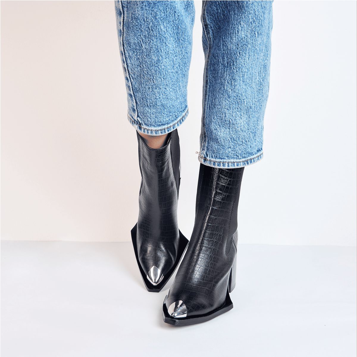 ABELA - Botines Regina Miranda - Cuero Negro - Diseño Botines Essence