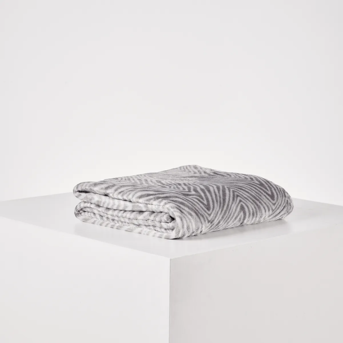 DISTRIHOGAR - Cobija Afrika Flannel Fleece 180 Gr 140 X 200 Cm