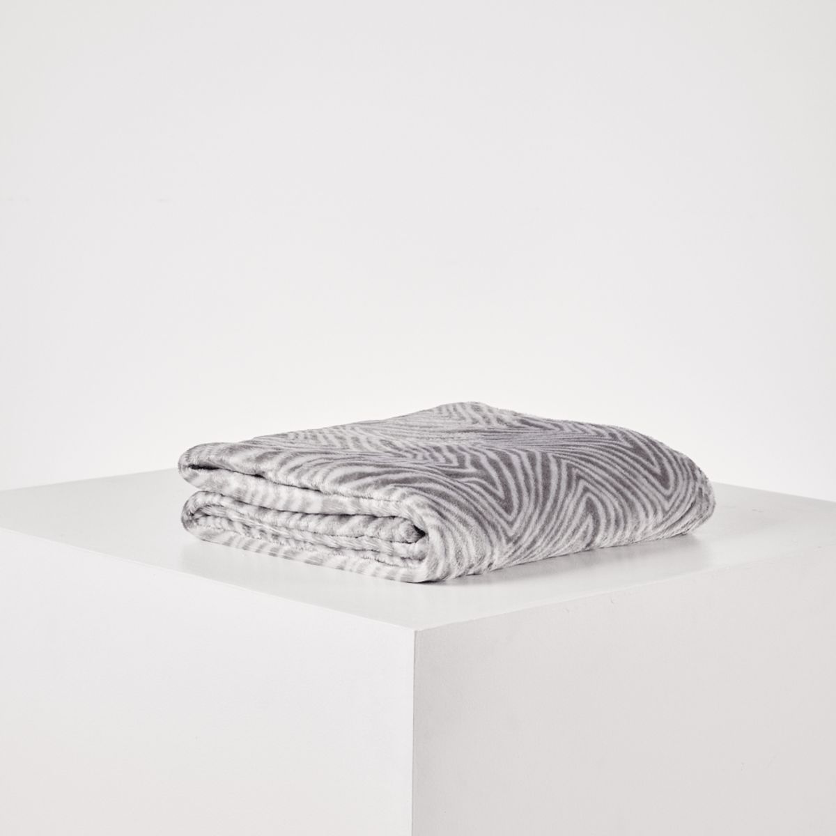 DISTRIHOGAR - Cobija Afrika Flannel Fleece 180 Gr 140 X 200 Cm